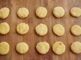 9、软糯香甜的红薯夹心饼,压扁。