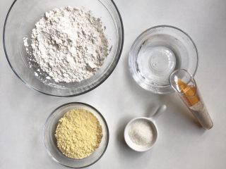 1、玉米面馒头,准备材料如上图