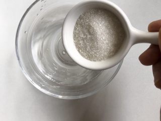 2、玉米面馒头,将温水（大概30度）白砂糖化开