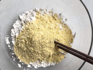 4、玉米面馒头,将面粉玉米粉用筷子搅拌混合均匀