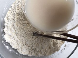 5、玉米面馒头,加入糖水