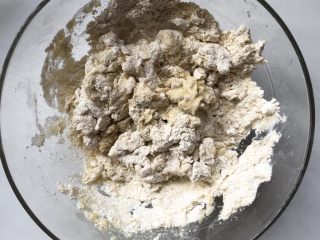 6、玉米面馒头,用筷子搅拌成团