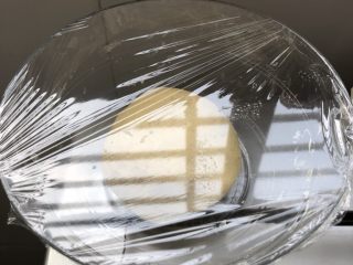 8、玉米面馒头,盖上保鲜膜、放入温暖处发酵