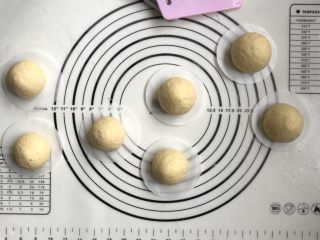 11、玉米面馒头,分别搓成圆小面团