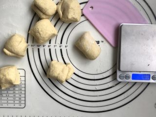 10、玉米面馒头,面团重新揉至光滑，然后分隔成45G/个