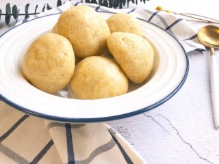 14、玉米面馒头,我用的是粗的玉米面，所以表面看起来没有光滑度，不够完全不影响口感