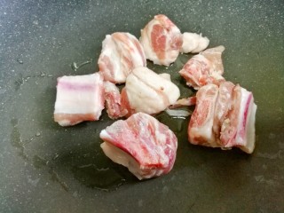 4、清甜浓郁的海带黄豆排骨汤,排骨放入锅中。