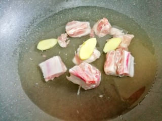 5、清甜浓郁的海带黄豆排骨汤,加姜片料酒冷水。