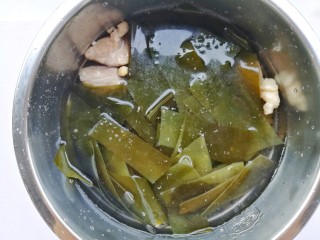 10、清甜浓郁的海带黄豆排骨汤,加入没过食材的水,开启煲汤模式。