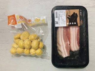 1、板栗红烧肉,食材如图，所示示意。板栗是选择剥好的板栗仁，选部分用～