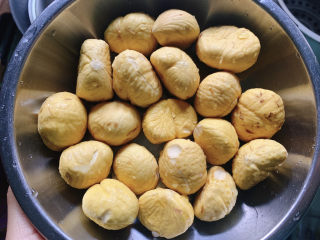 2、板栗红烧肉,板栗仁清洗干净备用