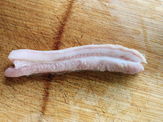 3、板栗红烧肉,五花肉一小段洗净～