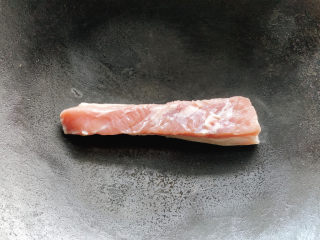 4、板栗红烧肉,锅中不放油，烧热之后，将带皮的一侧先放入锅中烧热。