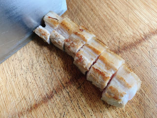 6、板栗红烧肉,出锅后，切成方块装。