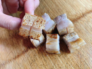 7、板栗红烧肉,在表皮上，刻上十字花刀，能更好的入味噢～