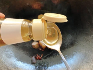 11、板栗红烧肉,加一勺香醋，醋在高温下会挥发，只留醋香，不留酸味，同时醋能更好让肉质松软，一会儿烧制时，更好入味～