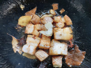 14、板栗红烧肉,两块冰糖～