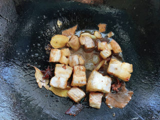 15、板栗红烧肉,加入水没过食材2倍的水，图中是加了一碗的状态。