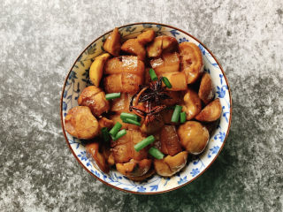 17、板栗红烧肉,出锅摆个造型，撒上葱花。