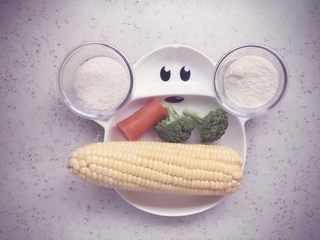 1、奶香玉米浓汤 宝宝辅食,准备食材,半根玉米,一小截胡萝卜,两小朵西兰花,三勺奶粉,三勺面粉