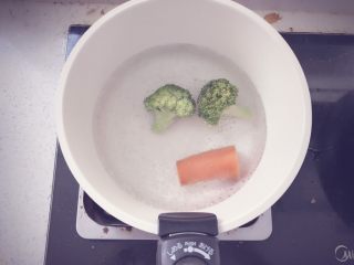 2、奶香玉米浓汤 宝宝辅食,锅里烧水,水开后将洗净的胡萝卜和西兰花倒入锅中