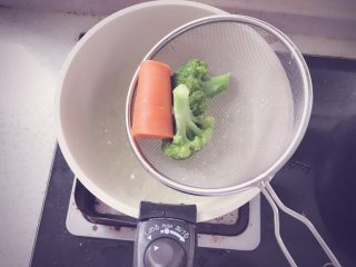 3、奶香玉米浓汤 宝宝辅食,将胡萝卜和西兰花煮熟后捞出沥干