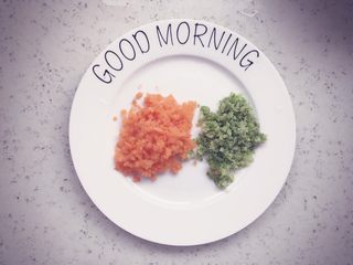 4、奶香玉米浓汤 宝宝辅食,将胡萝卜去皮剁碎,西兰花去掉梗留顶端剁碎