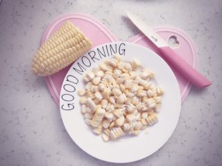 5、奶香玉米浓汤 宝宝辅食,玉米用手一颗颗完成的剥下,洗净