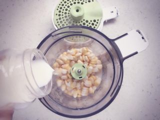 6、奶香玉米浓汤 宝宝辅食,将玉米粒放入辅食机中,倒入冲泡好的奶粉,一起搅打成泥