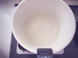 11、奶香玉米浓汤 宝宝辅食,倒入适量的温水,快速搅拌均匀至糊状