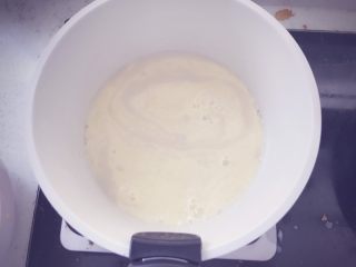 12、奶香玉米浓汤 宝宝辅食,加入刚刚处理好的玉米汁,搅拌均匀