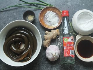 1、超级下饭的红烧黄鳝,准备好材料;