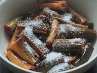 2、超级下饭的红烧黄鳝,黄鳝买的时候可以让老板处理好,回来后冲洗干净血水,一定要冲洗久点冲干净,里面的肠什么的去除干净,然后切小段,放入2大匙盐,用手抓洗,再冲洗;