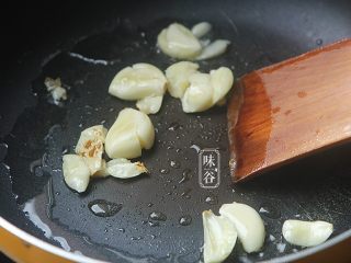 4、超级下饭的红烧黄鳝,锅内放入一大匙油,把蒜放入爆香;