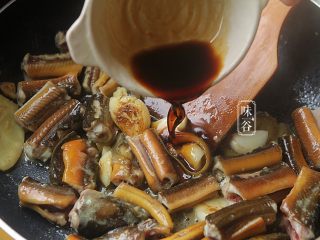 8、超级下饭的红烧黄鳝,倒入生抽;