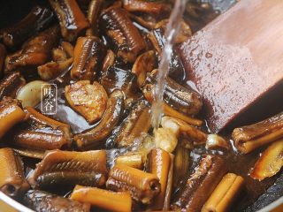 12、超级下饭的红烧黄鳝,翻炒均匀后倒入适量水,水量没过黄鳝,盖盖焖煮15分钟;