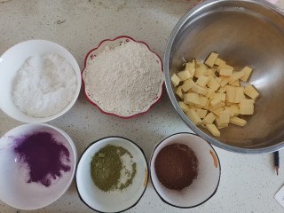 1、网红莎布蕾曲奇饼干（原味+巧克力口味）,准备食材备用，本来准备做4种口味的，原味的，可可的，抹茶的，紫薯的，可惜没有计算好量，可可粉称多了，面团不够分的啦，最后只能做啦原味和可可粉的啦
