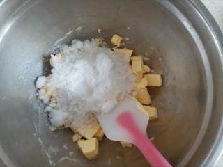 2、网红莎布蕾曲奇饼干（原味+巧克力口味）,开始操作，黄油室温软化好加入绵白糖 