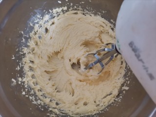 4、网红莎布蕾曲奇饼干（原味+巧克力口味）,电动打蛋器打发至蓬松状态