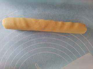 8、网红莎布蕾曲奇饼干（原味+巧克力口味）,分出1/3的面团搓成粗长条