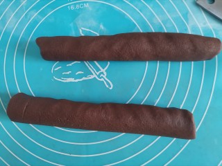 10、网红莎布蕾曲奇饼干（原味+巧克力口味）,同样搓成粗长条