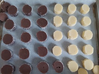 18、网红莎布蕾曲奇饼干（原味+巧克力口味）,放入烤盘