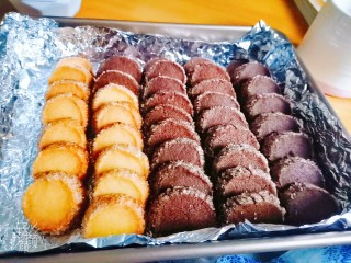 20、网红莎布蕾曲奇饼干（原味+巧克力口味）,烤好取出来，刚烤好饼干有点软，晾凉后就变硬了，变的酥脆啦