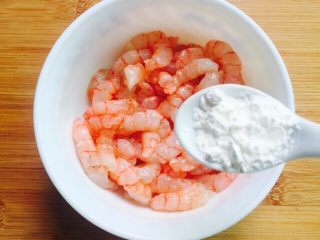 6、双笋炒虾仁（芦笋+玉米笋）,放入1茶匙生粉