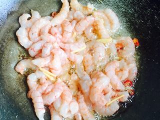 23、双笋炒虾仁（芦笋+玉米笋）,大火翻炒变色