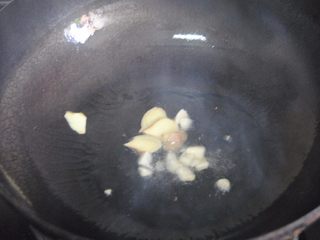 4、洋葱油爆虾,热锅，锅内放入适量的食用油，爆香姜蒜