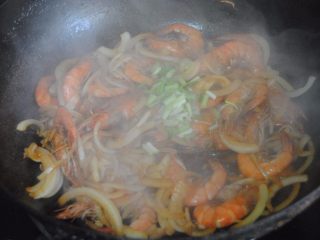 11、洋葱油爆虾,加入葱花翻炒均匀即可出锅