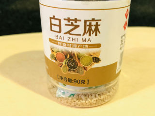 3、芝麻薄脆饼干,白芝麻，剩不多了，这次才放一点，按量放味道会更好；