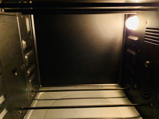 4、芝麻薄脆饼干,边烤箱预热，边准备其余辅料；