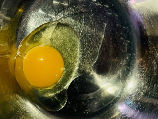 6、芝麻薄脆饼干,鸡蛋打入锅内；